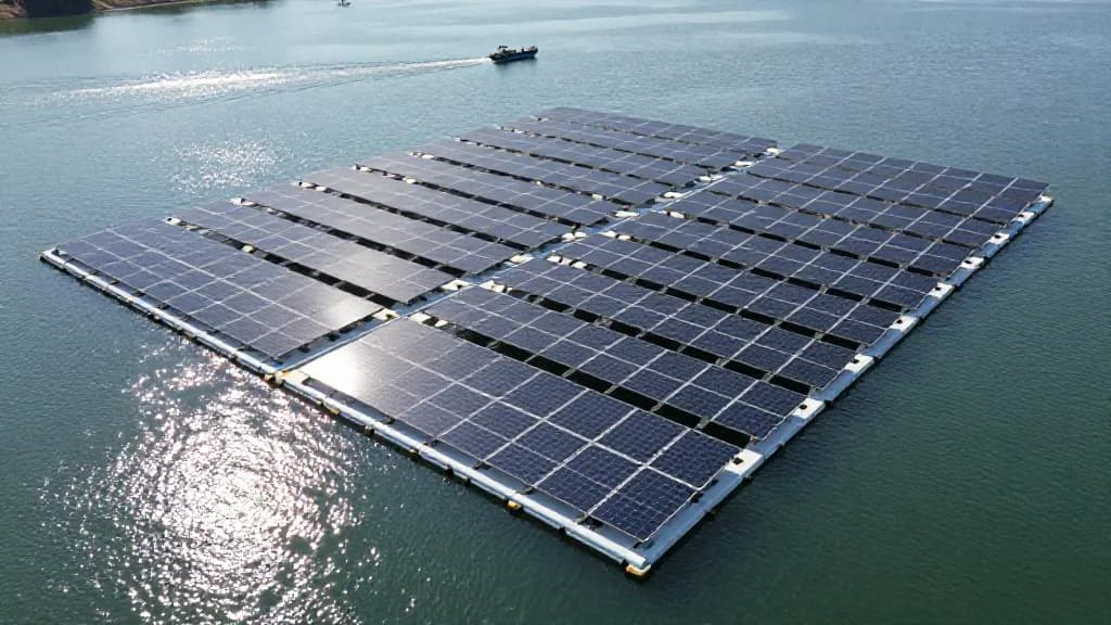 Durchbruch bei der Effizienz von schwimmenden Solarmodulen: Wie Hybridkühlung und bifaziales Design die Erneuerbaren neu gestalten